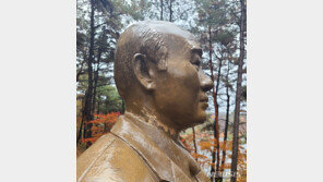 청남대 전두환 동상 목에 톱질한 50대 체포…“난 5·18단체 회원”