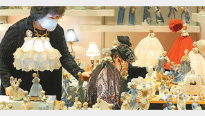 손으로 빚은 도자기 인형