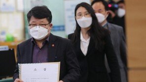 코로나 제주여행 ‘강남모녀’ 선고 연기…8개월만에 변호사 선임