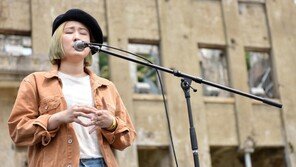 4차전 시구 최화락 소방관…애국가는 가수 선우정아