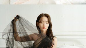 윤아, 드레스로 미모 UP…매혹 포즈부터 상큼 미소까지