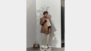 아이유, 파격 변신…의외로 ‘찰떡’인 매니시룩