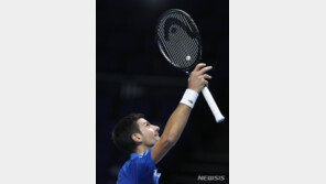 조코비치, 즈베레프 잡고 ATP 파이널스 4강 진출…팀과 격돌