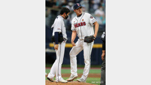 두산 김강률, 허벅지 경련으로 교체