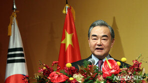 中 왕이, 日·韓 연쇄 방문…‘바이든 시대’ 한미일 공조 견제하나