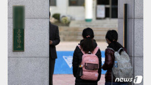 수도권 거리두기 2단계…유·초·중, 한달만에 도로 ‘1/3 등교’