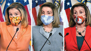 옷 색깔에 맞춰… 펠로시의 ‘마스크 패션’