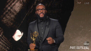 美 배우 겸 감독 타일러 페리 식품기부… 수천명 차량 장사진