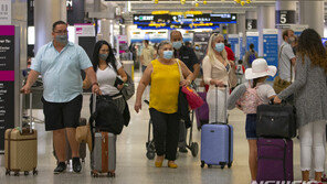 코로나 최악인데…연휴 이틀 동안 200만명 美 공항 이용