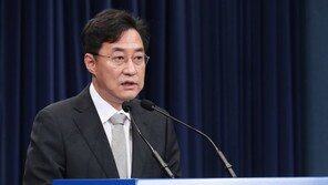 靑 직원 1/3 재택, 모임 자제…전파자 문책 원칙도 적용