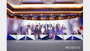 文대통령 뒤로 펼쳐진 TV에…‘K-회담장’에 쏠린 정상들 관심