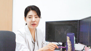 첫 증상부터 진단까지 3년… 치료시기 놓치면 척추관절 변형