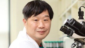 “청와대·민주당사 비우고 전셋집 만들자” 서민 교수, 제안