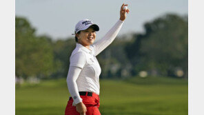 ‘트리플 크라운’ 노린다…김세영, 세계 1위 고진영 0.41점 차 추격