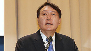 추미애 법무부 장관, 윤석열 검찰총장 직무배제…헌정사상 처음