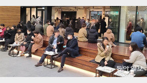 카페안 대기 줄 빽빽… PC방선 QR코드 체크 안해