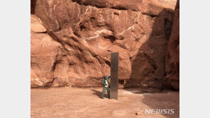 美 유타주 사막서 발견된 신비로운 ‘기둥’…“코로나 백신 들어있다?”