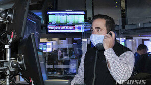 다우 사상 첫 3만 돌파…“내년 4만 간다” vs “한물 간 지수”