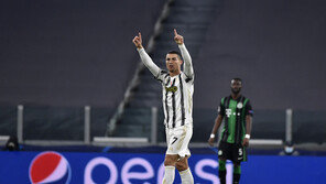 호날두, 15시즌 연속 UCL 득점포 폭발…통산 최다 득점도 경신