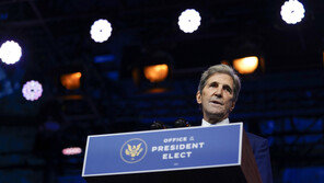 바이든 기후 특사 케리 “첫날 파리협약 재가입…그것도 불충분”