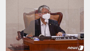 “尹 쉴드라니” “정체성 찾아가라” 조응천에 與지지자들 ‘발끈’