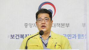 정부 “수도권 급속한 유행 확산, 강력 통제 관건…전국 2단계 추후 검토”