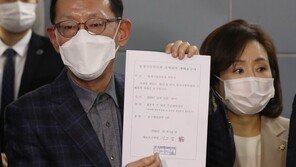 ‘초유의 직무정지’ 秋-尹 고발 난타전…與 “국정조사” 공세