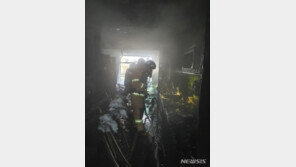 인천 아파트 4층서 방화로 화재…5명 연기흡입