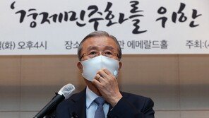김종인 “秋, 자기 권력 절제 못하고 민주주의 파괴”