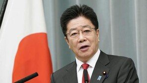 日관방, 中왕이에 센카쿠 문제 “전향적 대응” 요청