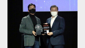 [동아포토]文대통령, 인공지능 현장 방문…SKT·KT 등 기업 격려