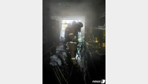 극단선택 시도 불지른 20대 이삿짐 사다리차로 탈출…이웃 4명 부상