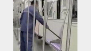 객실 수건으로 변기 닦고… 바닥용 대걸레로 좌석 청소한 中