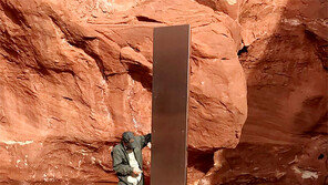 외계인이? 아니면 예술작품? 美 사막에 의문의 금속 기둥