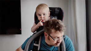 아이 업고 청소하는 아빠… 간식 먹여주는 아빠…