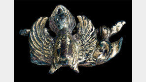 황룡사터서 통일신라 금동봉황장식 자물쇠 출토