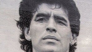 마라도나 사망…메시·펠레·교황 등 전 세계서 추모 행렬