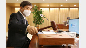 한은, 금리동결하고 경제성장률은 상향…“내년 중후반 코로나 진정”
