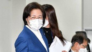 국회 찾은 추미애, 윤석열 질문에 ‘침묵’으로 일관