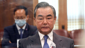 민주 “中 왕이 방한 환영…시진핑 조속한 방한도 기대”