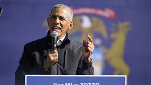 오바마 “트럼프 공화당, ‘백인 남성이 피해자’ 프레임”