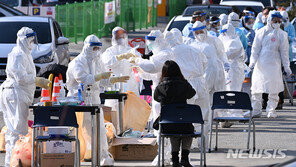 “이대로 가다간 일일 확진 1000명대…거리두기 격상 검토해야”