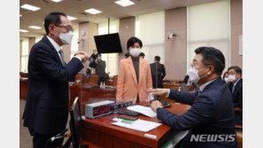 법사위, 이틀째 파행…與 “일방적 정치공세” 野 “尹 출석 막지 마”