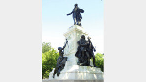 왜 ‘자유의 여신상’이 센강에 있을까