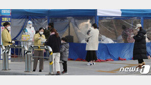 신규 환자 폭증했지만…정부 “2.5단계 격상 논의 이르다”