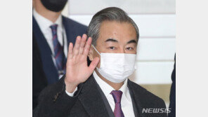 中왕이, 외교장관 회담에 24분 지각…‘외교 결례’ 또 도마