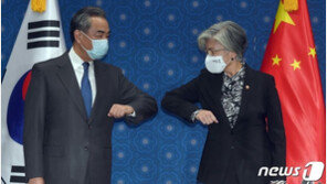 문대통령 ‘주먹’에 왕이 ‘손바닥’…청와대 접견서 ‘가위바위보’?