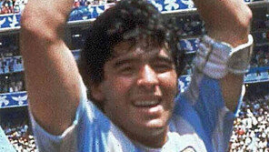 월드컵 품고 신에게로… ‘축구 전설’ 마라도나 별세