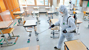 무섭게 번진다… 신규확진 583명, 3월 이후 최다