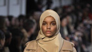 세계 최초 히잡 착용 패션모델 아덴, 활동 중단 선언